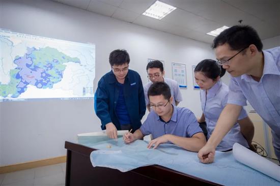长江电力三峡梯调中心人员讨论三峡枢纽工程的防洪调度方案。